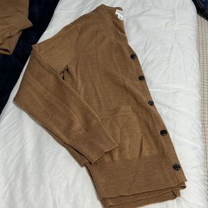 Spier Mackay Button Cardigan -Camel Color
Like New 100 Merino Wool
Size Small